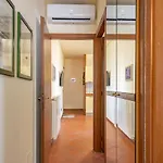 Апартаменты Host4u - Marge Beautiful With Pool And Private Parking In Padenghe Del Garda Паденге-суль-Гарда